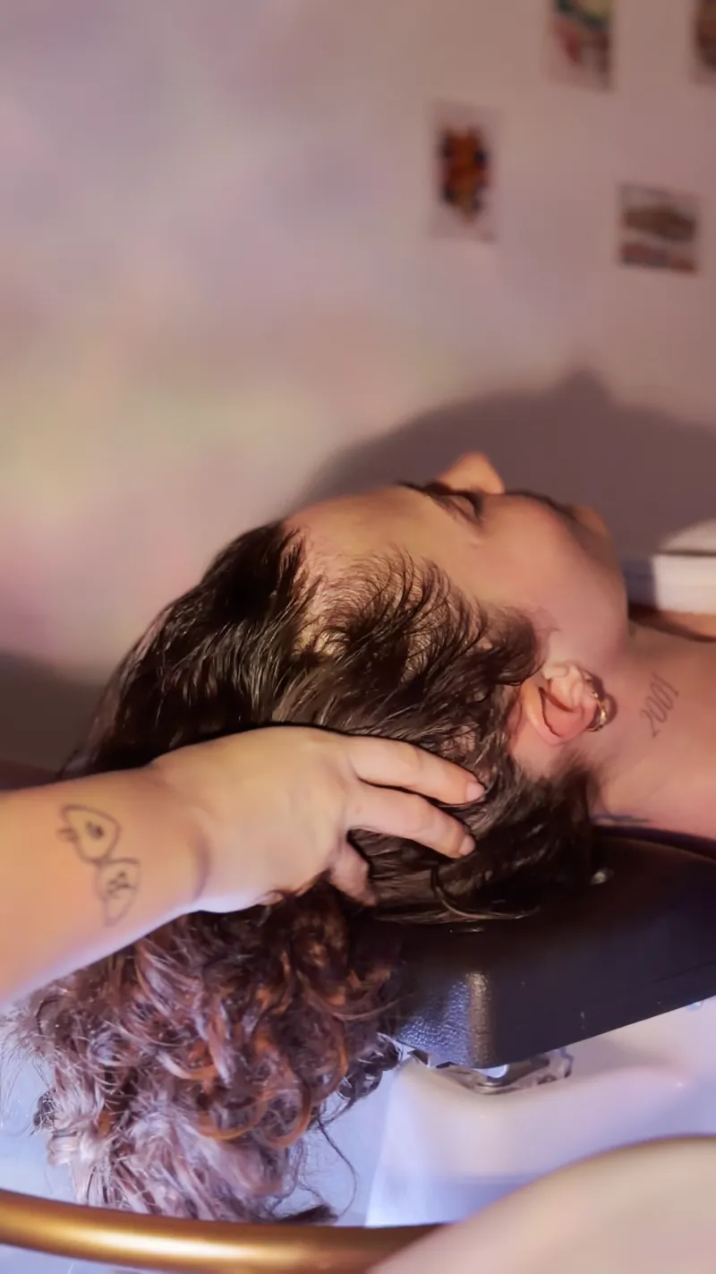 Massage relaxant du cuir chevelu dans une lumière dorée, à offrir en carte cadeau