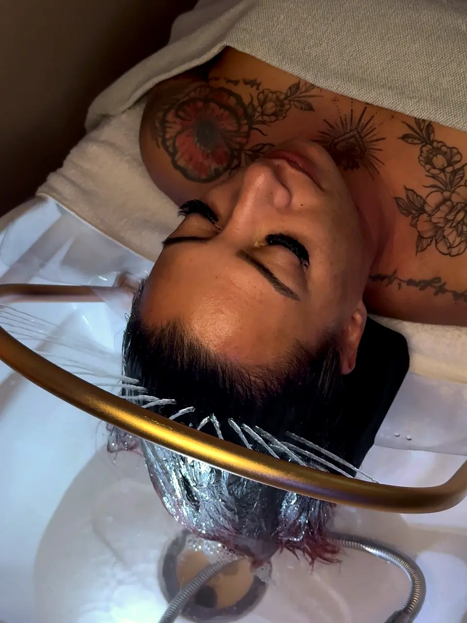 Cliente allongée sous l’arceau doré du head spa, Atelier Kora Marseille