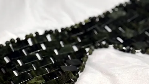 Le bandeau de jade du rituel Thaïlandais, posé sur une serviette