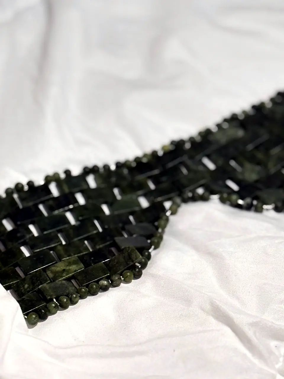 Le bandeau de jade du rituel Thaïlandais, posé sur une serviette