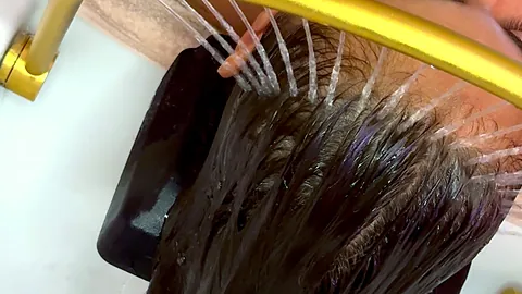 Cheveux rincés sous l’arceau doré du bac, rituel Pause Zen à Marseille