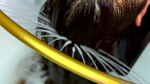 Les jets de la cascade d’eau tiède sur les cheveux, rituel Détente Absolue