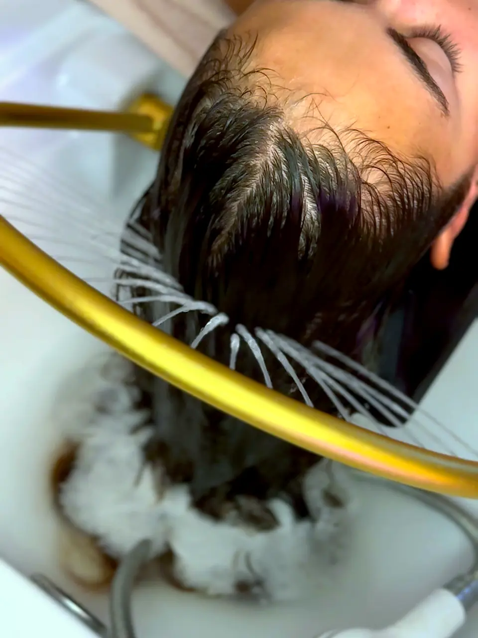 Les jets de la cascade d’eau tiède sur les cheveux, rituel Détente Absolue
