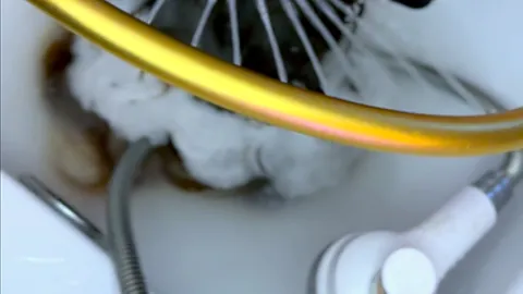 L’arceau doré et la mousse du shampoing pendant le rituel head spa japonais