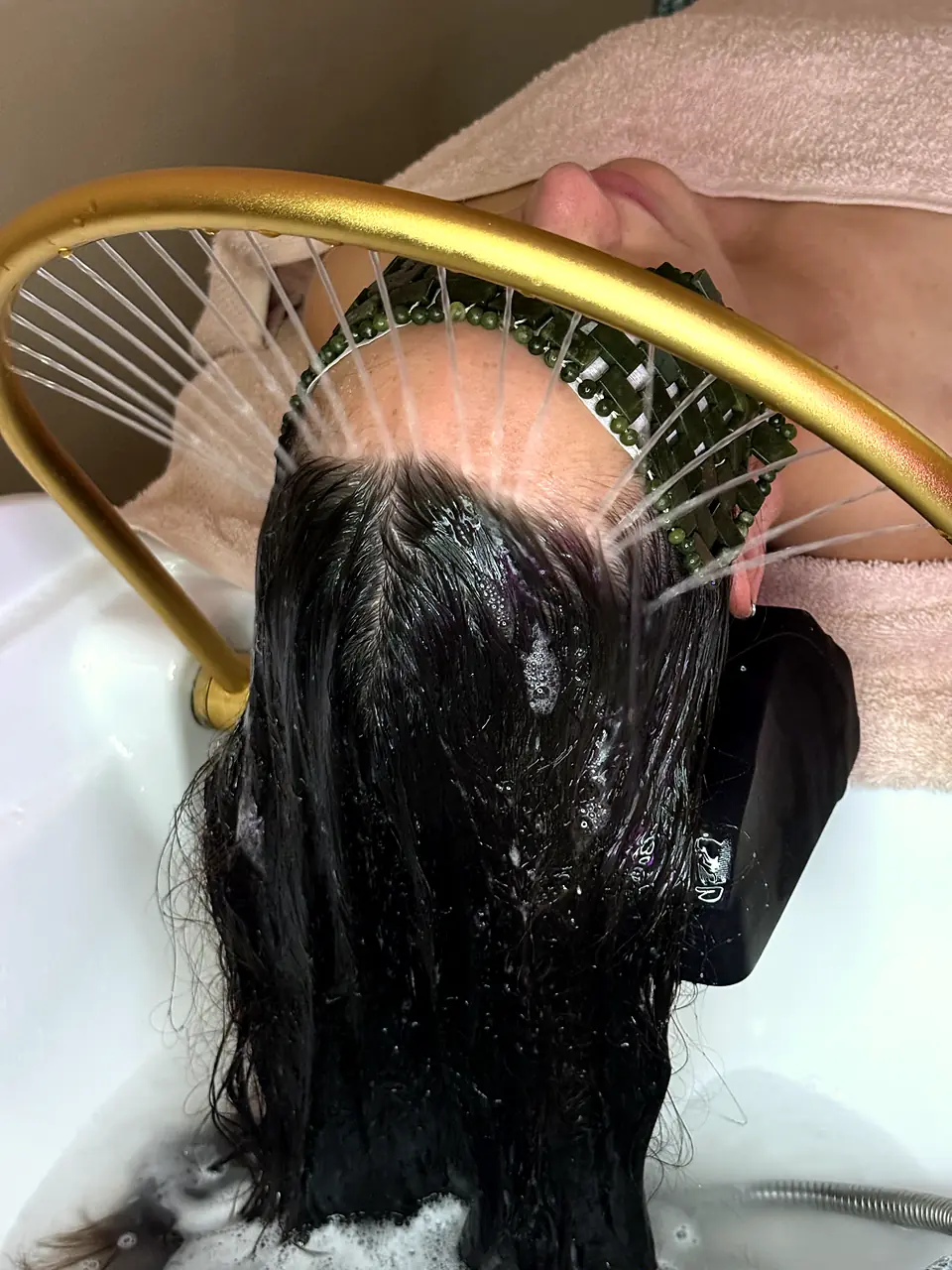Soin head spa à Marseille : cascade d’eau tiède sur l’arceau doré, bandeau de jade