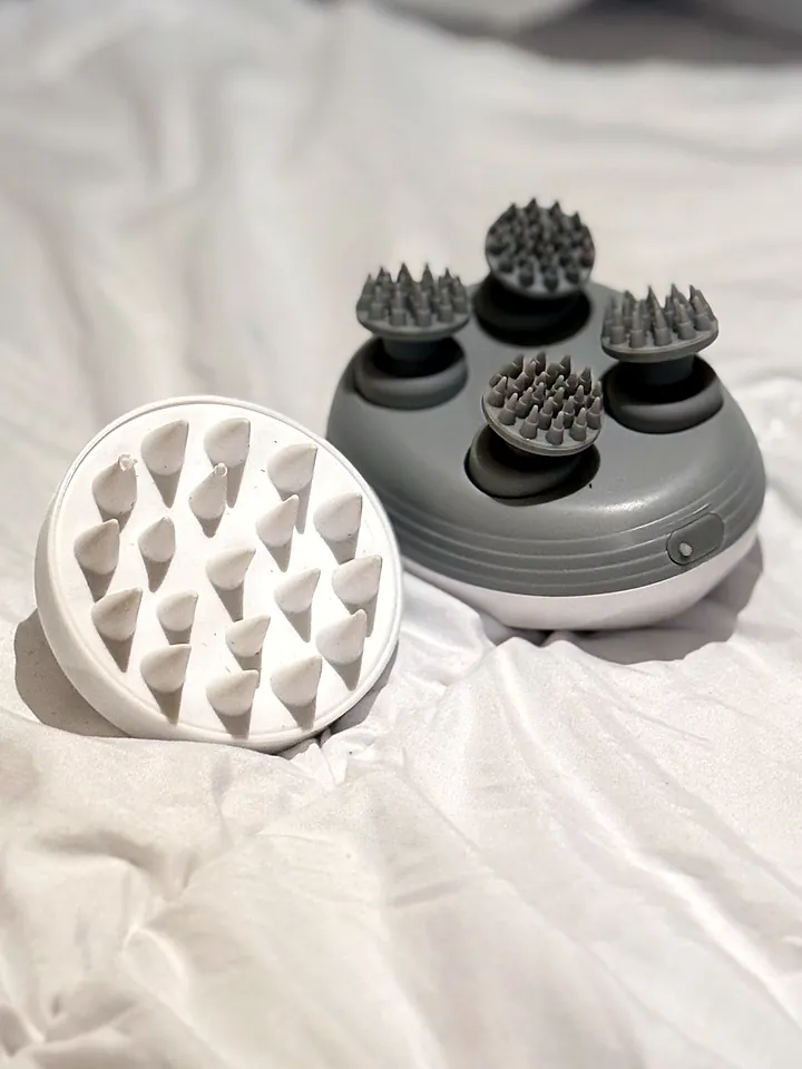 Les accessoires de massage du cuir chevelu posés sur la serviette