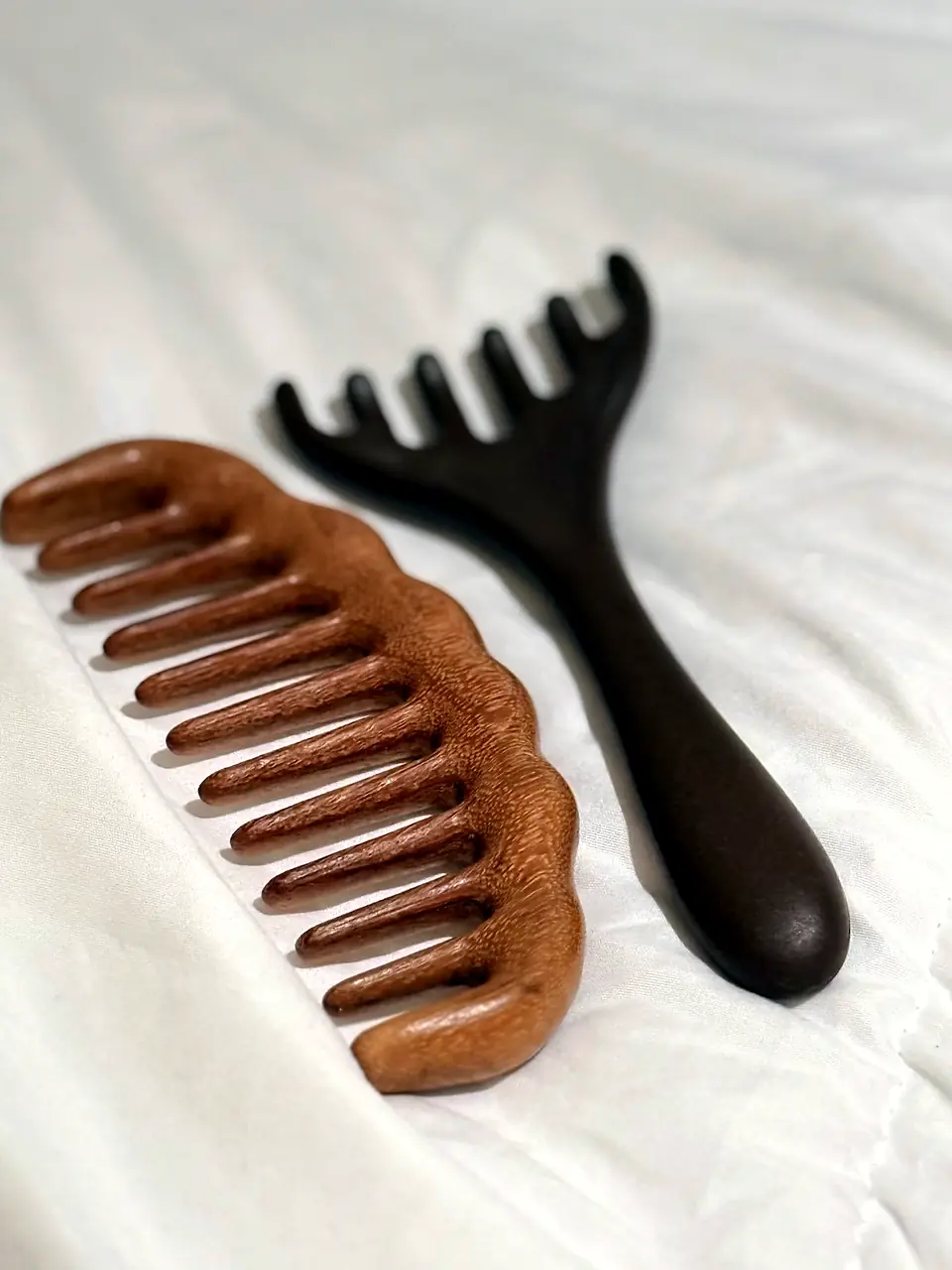 Peigne en bois et outil de massage posés sur la serviette, rituel Évasion
