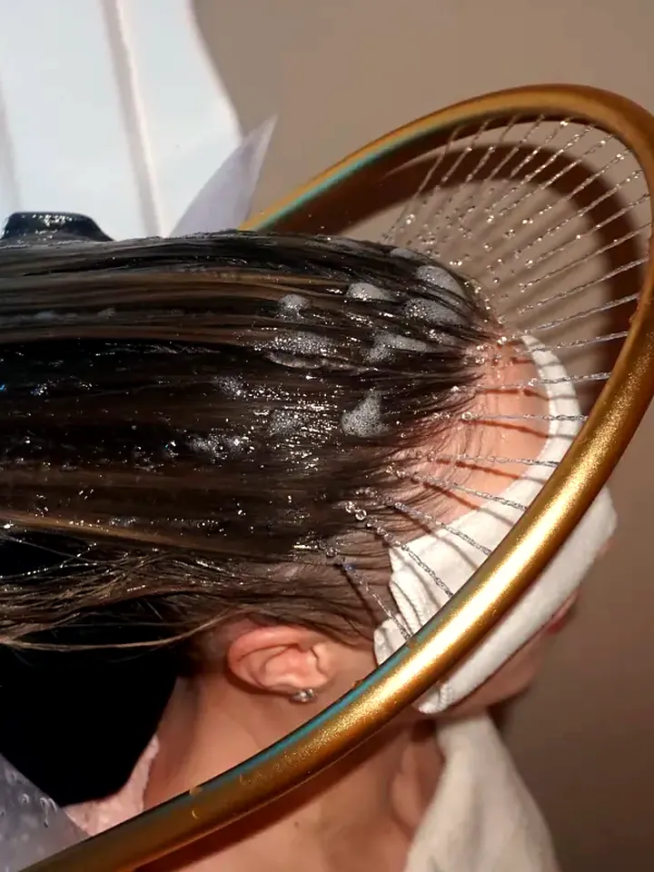 Rituel head spa sous l’arceau doré du salon Atelier Kora à Marseille