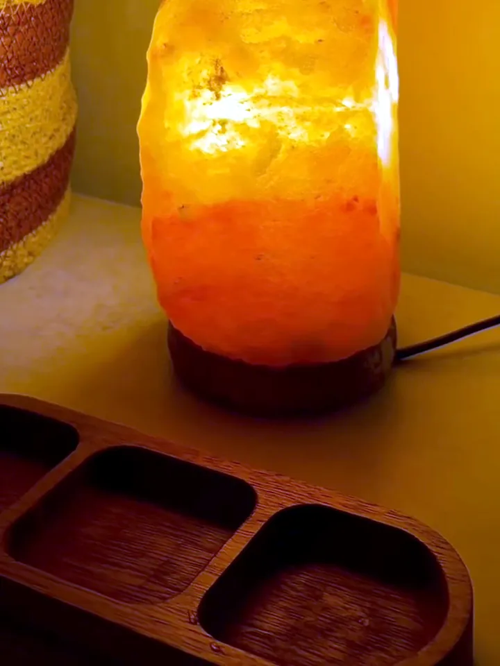 La lampe de sel allumée dans le salon