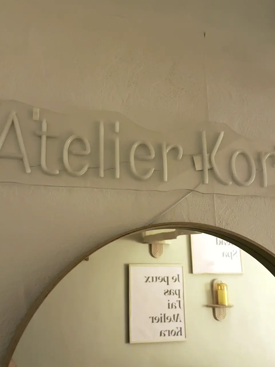 L’enseigne Atelier Kora et le miroir du salon, à Saint-Barnabé