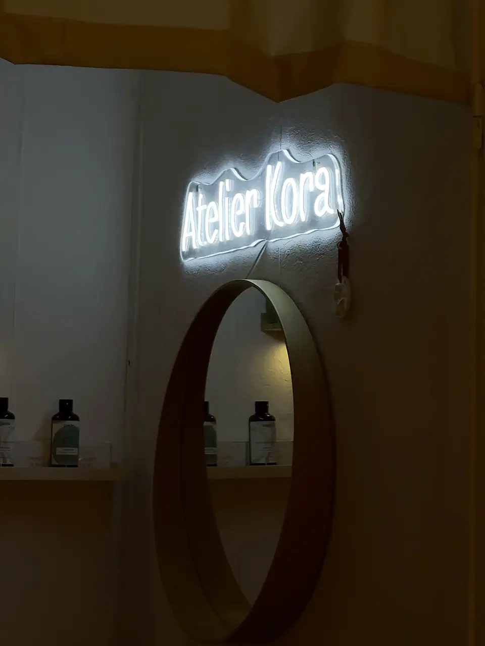L’enseigne lumineuse Atelier Kora et le miroir du salon, à Saint-Barnabé